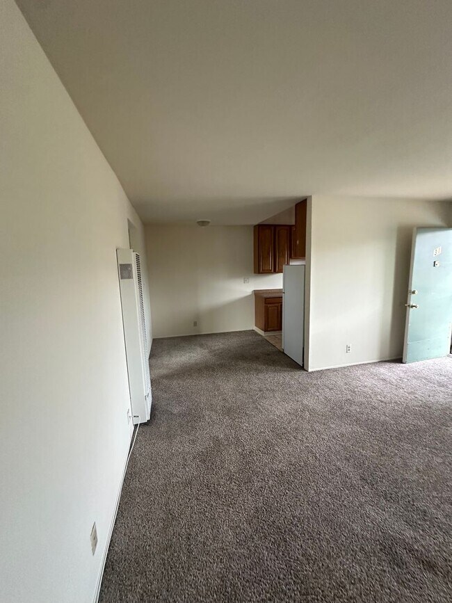 Building Photo - 1 bedroom apartment with off street parking