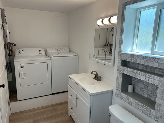Building Photo - Amazing Super Cute Stand-Alone Studio in B...