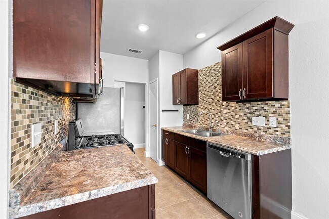 Building Photo - 1207 York Castle Dr