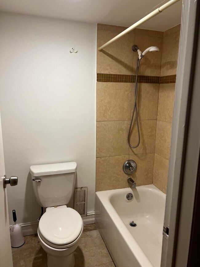 Building Photo - 3101 N Country Club Dr