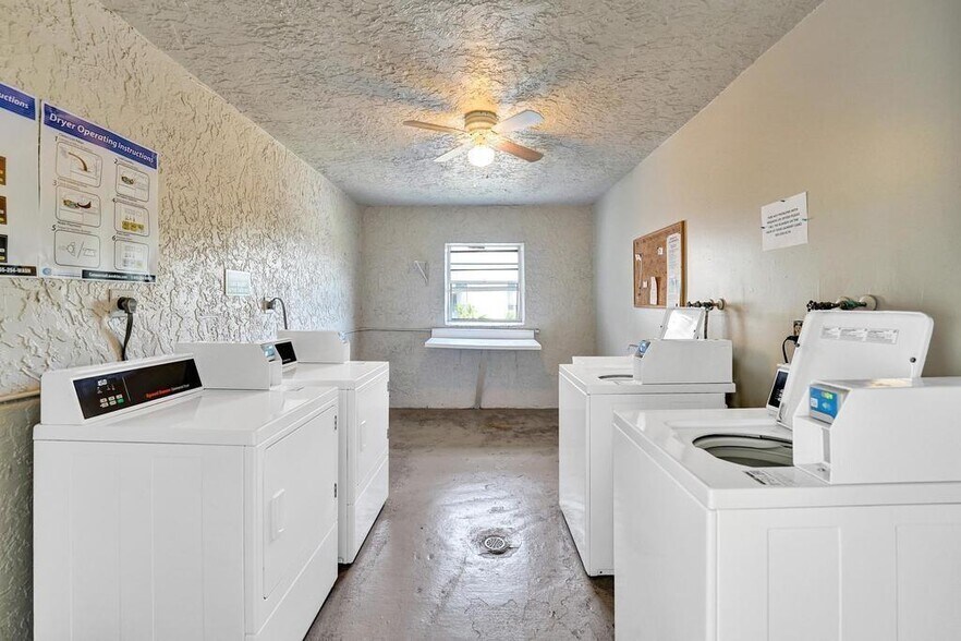 Building Photo - 9230 Lagoon Pl