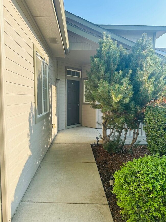 Building Photo - Exceptionally maintained Single level 3 bedroom home available soon!
