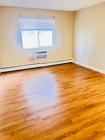 Building Photo - 655 Deepwoods Dr