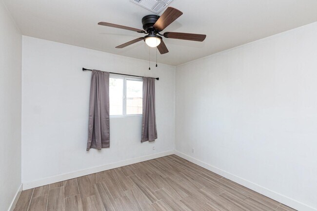 Building Photo - 114 E Elliot Rd