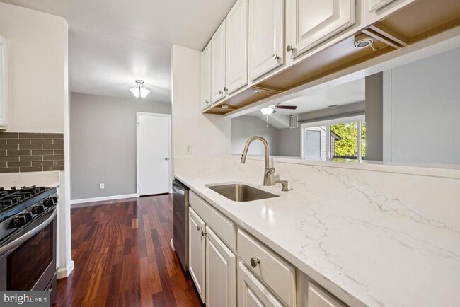 Building Photo - 706 Woodhollow Dr