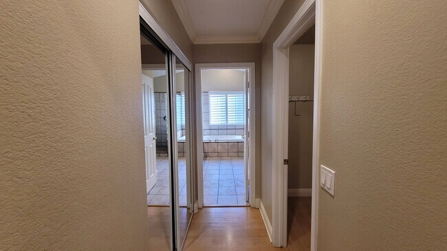Building Photo - GORGEOUS 4/3 IN THE SW!!!