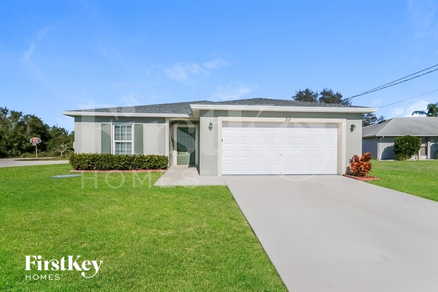 Building Photo - 511 SW Nadell Ave