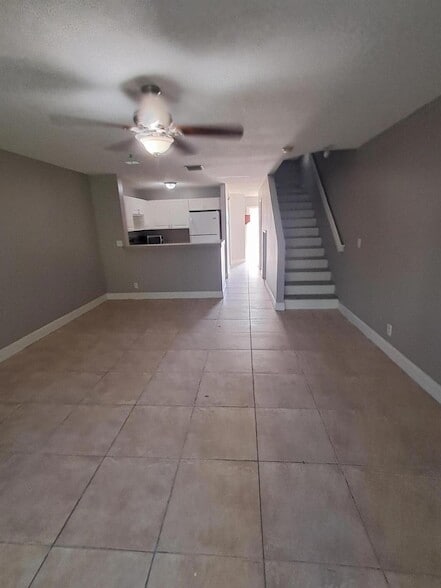 Building Photo - 2702 Lakeview Dr W