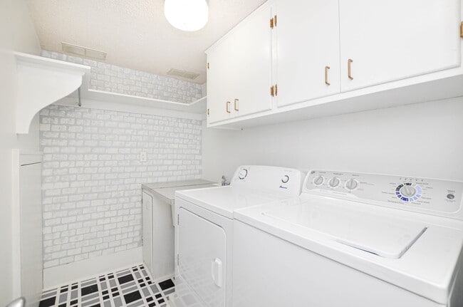 Building Photo - 408 15th Ave SW