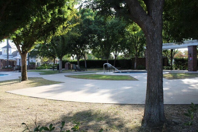 Building Photo - Northwest Bakersfield Home in the Village Green Community For Rent