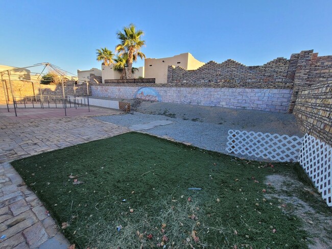 Building Photo - Updated Spacious Home in the Foothills!