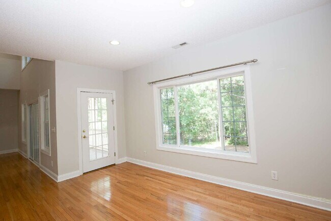 Building Photo - "Spacious 3-Bedroom Retreat with 3200 Sq Ft of Comfort in Seven Lakes!"