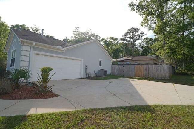 Building Photo - 3 Bed / 2 Bath with Large Yard/Garage in Bucklake area!