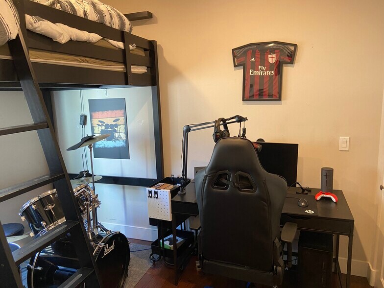 Building Photo - 4470 Stansbury Ave