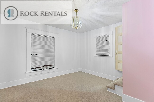 Building Photo - Large Updated Three Bed Two Bath with Patio