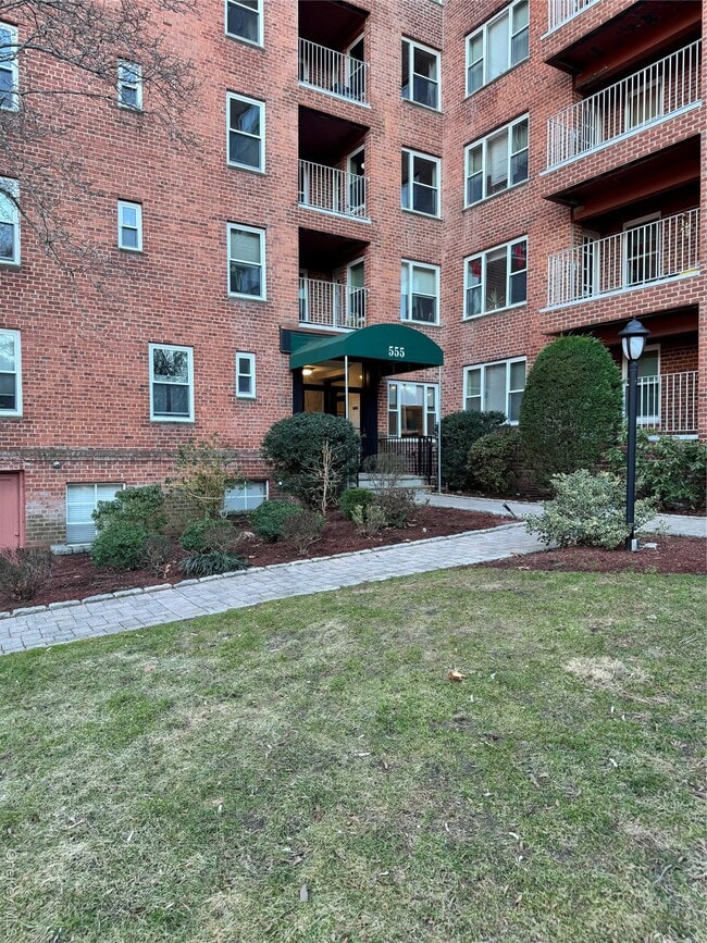 Building Photo - 555 Broadway