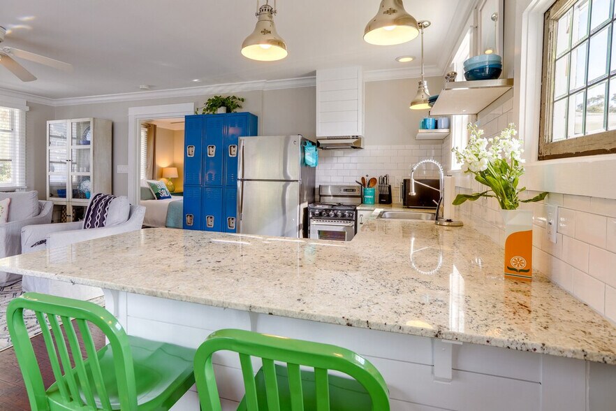 Building Photo - 202 10th Ave NE