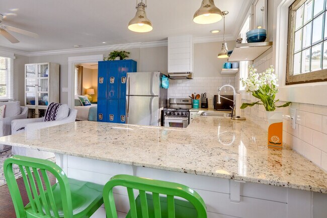 Building Photo - 202 10th Ave NE