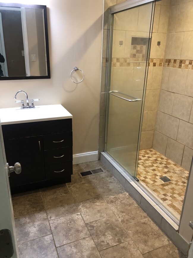 Building Photo - Great Location ! Spacious Backyard!