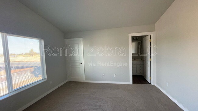 Building Photo - 855 NE Larch Ave