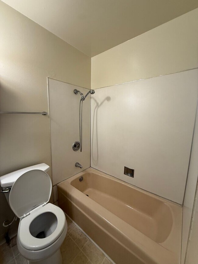 Building Photo - Cute 2 bedroom, 2 bath duplex available NOW!