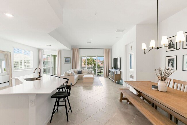 Building Photo - Stylish Corner Coach Home in Prime Fort My...