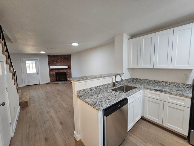 Building Photo - Recently rehabbed. Available now