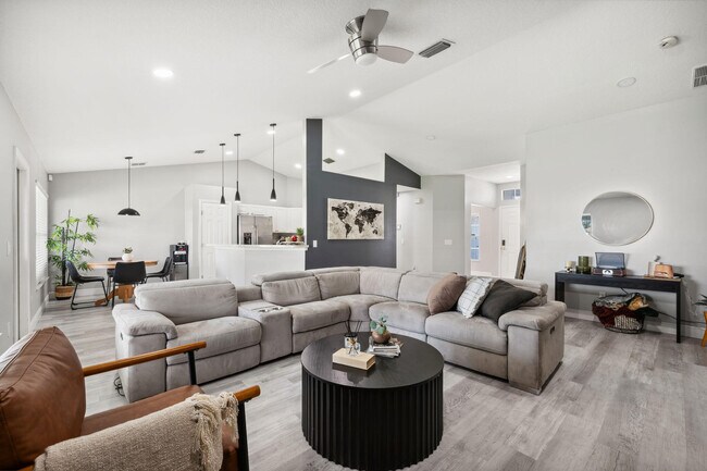 Building Photo - 249 SW Aubudon Ave