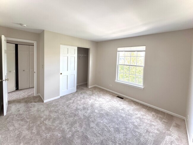 Building Photo - 2424 Courtyard Cir