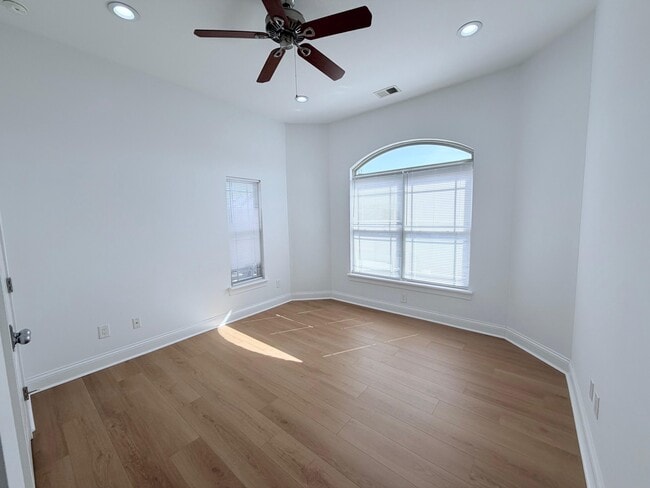 Building Photo - 502 Regency Cir