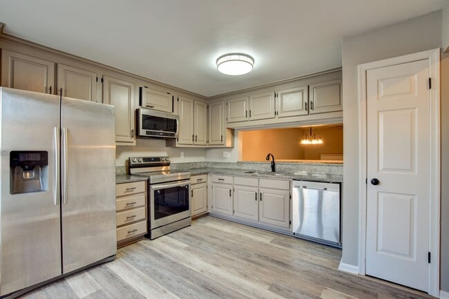 Building Photo - 740 S Lake Cir