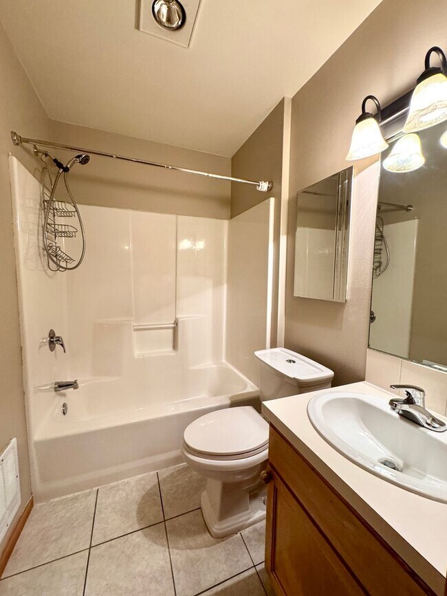 Building Photo - In town Kingston, walking distance to the Seattle and Edmonds ferry, main floor condo