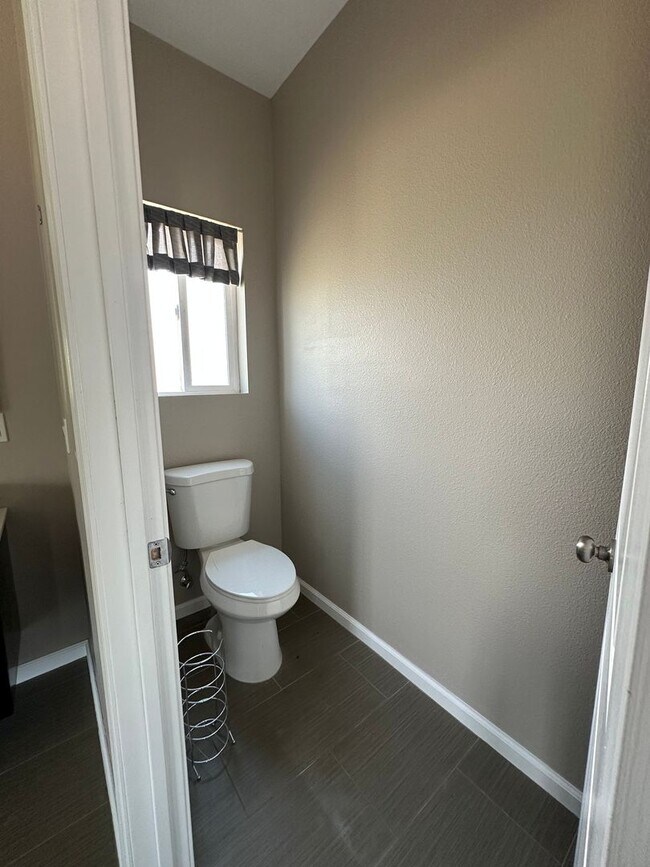 Building Photo - Beautiful, Updated 3 bedroom 2 bathroom ho...