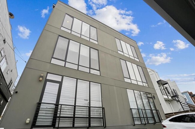 Building Photo - 517 Montana Ave NE