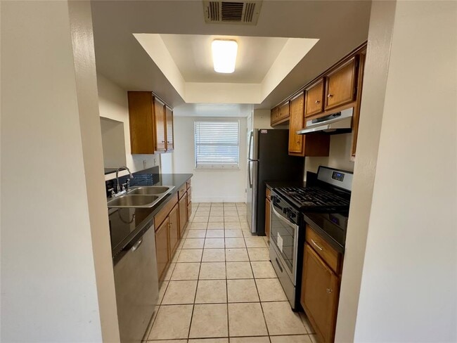 Building Photo - 2110 Meadow Brook Dr