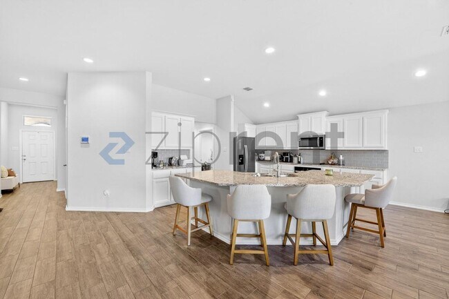 Building Photo - 2650 Streamside Dr