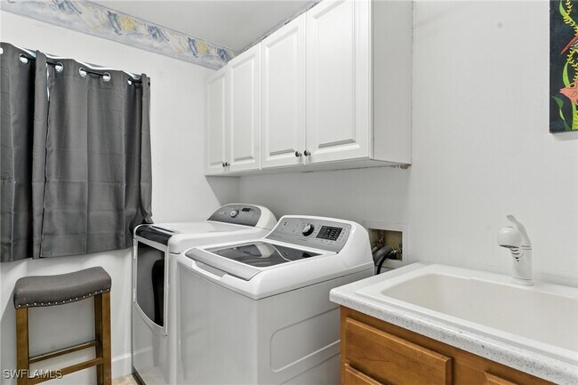 Building Photo - 2085 Painted Palm Dr