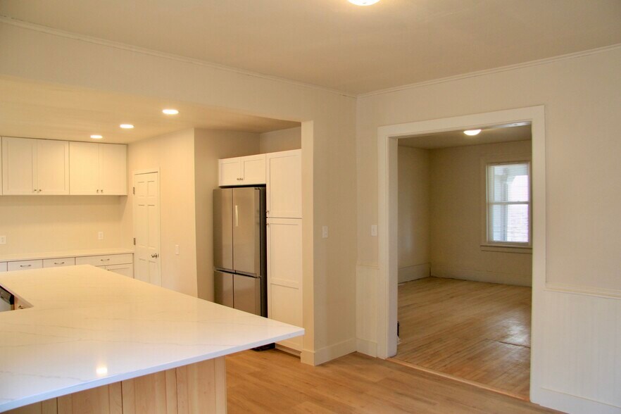 Building Photo - 405 E Washington Ave