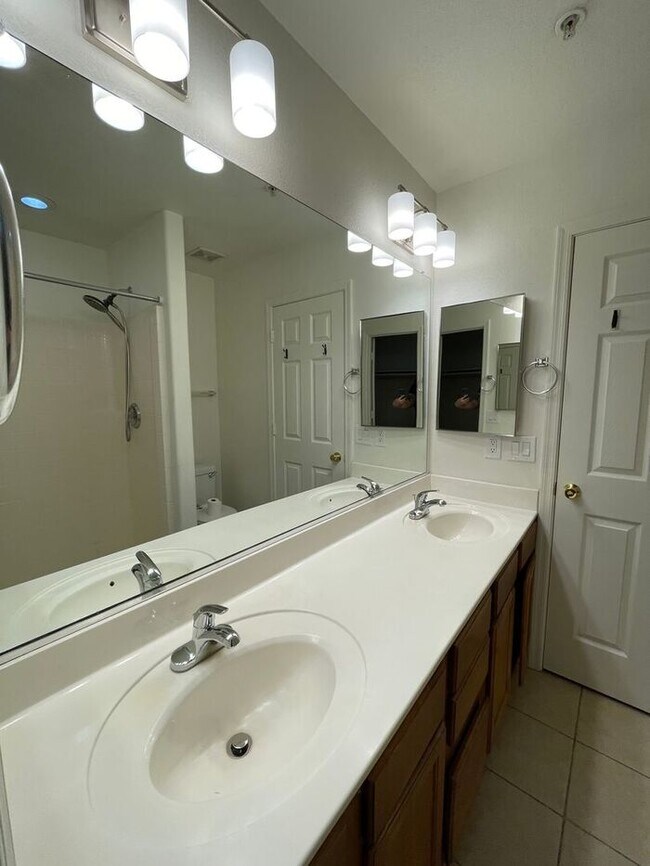 Building Photo - READY TO TOUR! Spacious 4 Bed 2 Bath Home in Phoenix