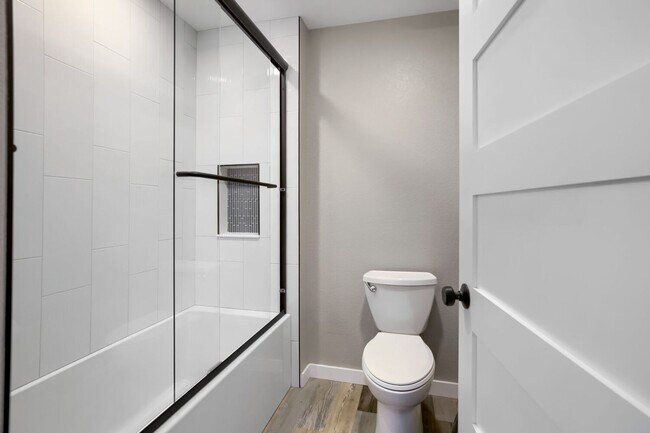 Building Photo - HISTORIC 2 BED/1 BATH HOME IN OLD TOWN LOUISVILLE: Available Now!