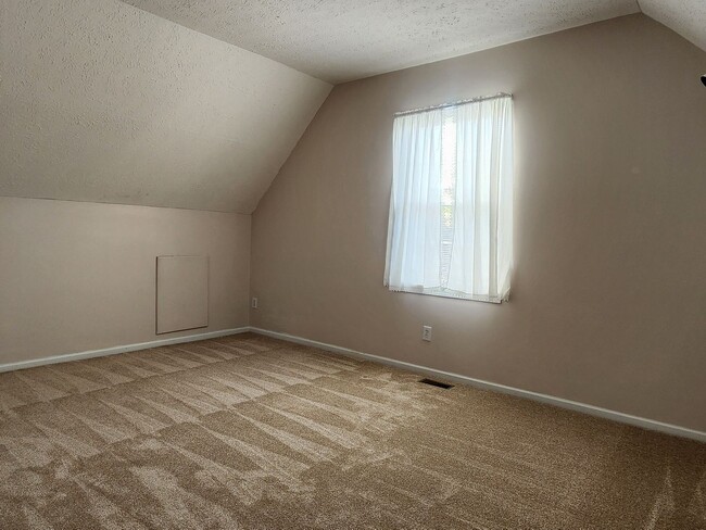 Building Photo - 3 spacious bedroom Condo in Lewis Center/P...