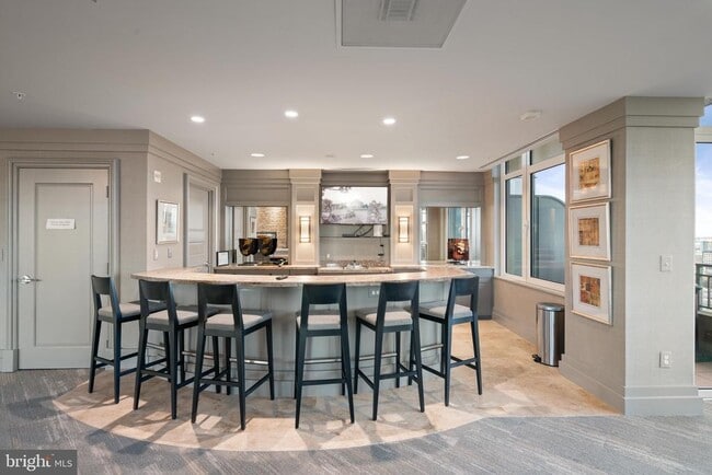 Building Photo - 8220 Crestwood Heights Dr