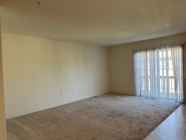 Building Photo - 3 Bedroom 2.5 Bathroom Townhouse in Centra...