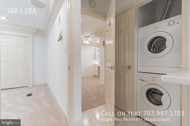 Building Photo - Arlington dulpex, top unit w/bacony overlo...