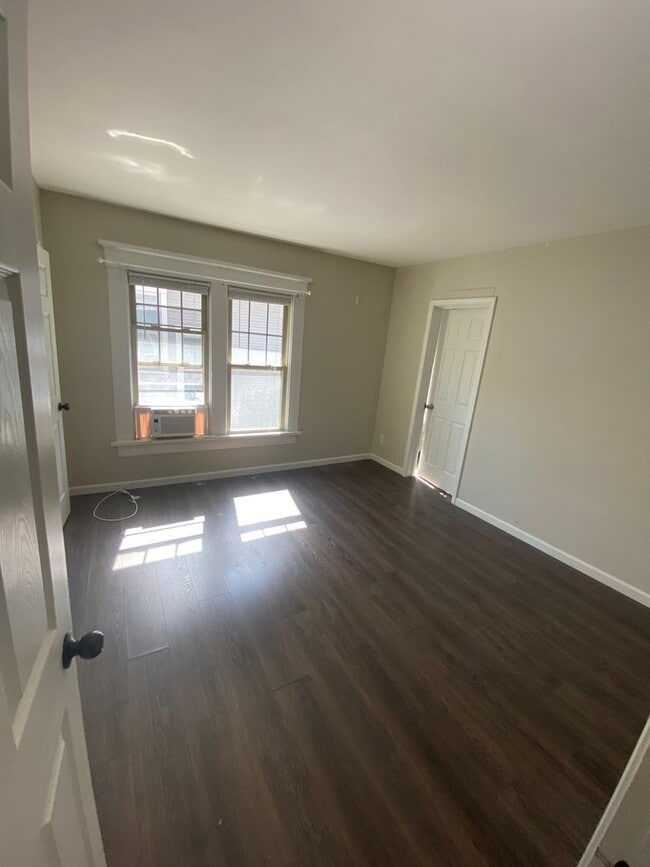 Building Photo - 158 E Northwood Ave