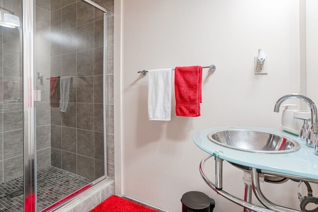 Building Photo - Fully Furnished 2-Level Condo for Traveling Nurses | 1,549 Sq Ft | Private Parking | Shared Living