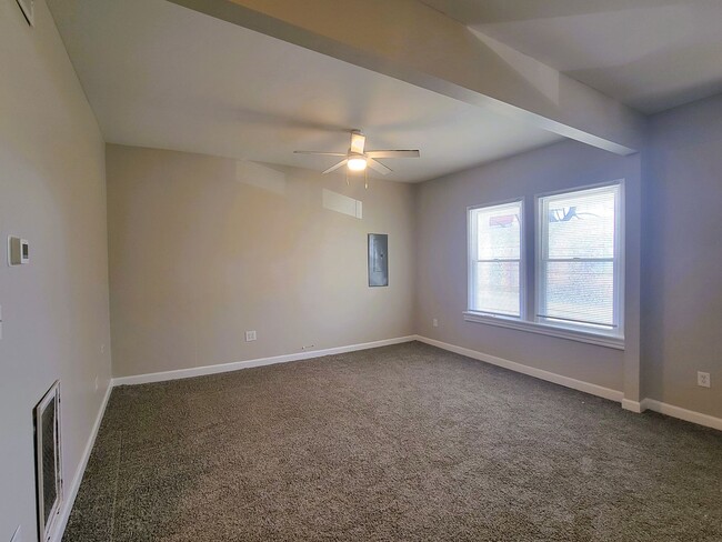 Building Photo - Remodeled rowhouse in Manchester