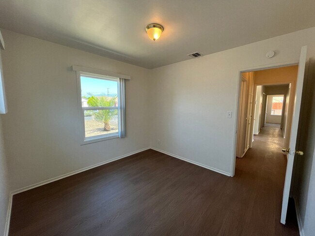 Building Photo - Arleta 3+2 w/walk-in closet, backyard + 2 ...