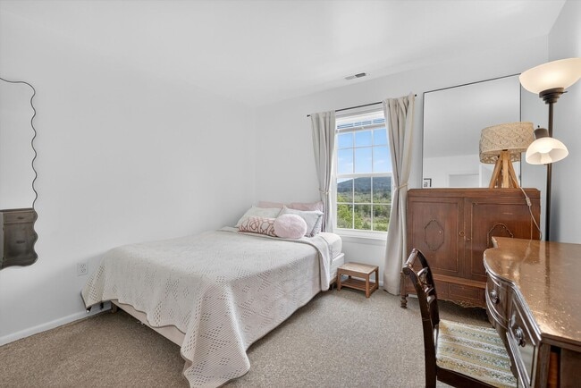 Building Photo - Gorgeous Newly Renovated 3 BR, 2.5 BA Town...