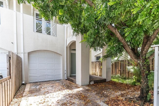Primary Photo - 3133 Hibiscus St